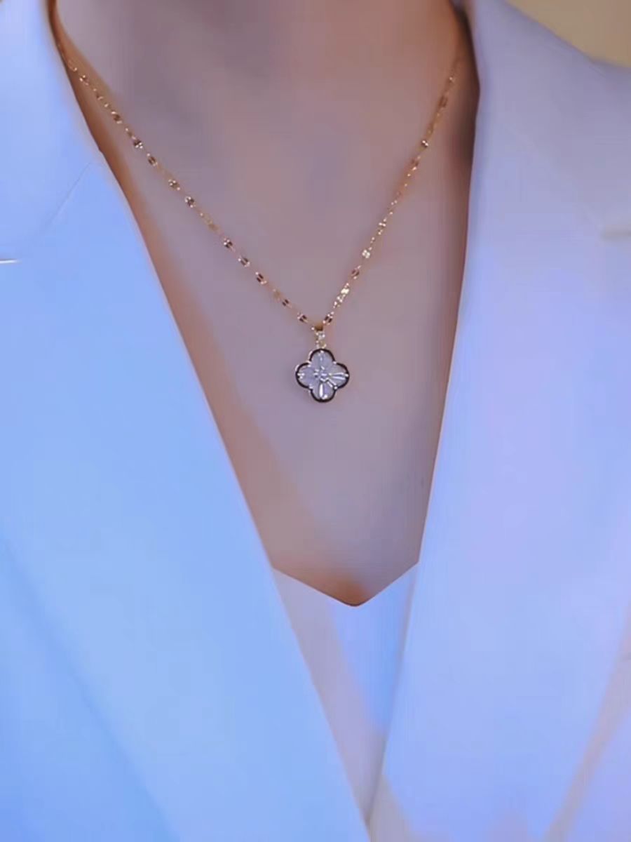 Four-leaf Flower Necklace — Charming & Delicate