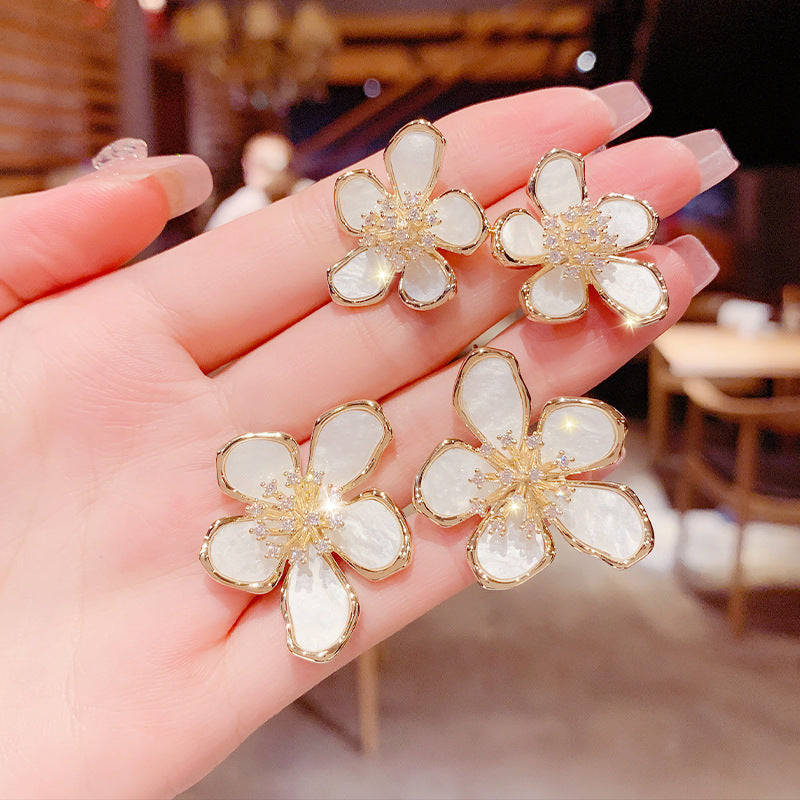 Golden Trumpet Flower Earrings — Feminine & Elegant  Description: