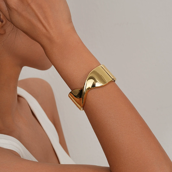 Niche Design Gold Bracelet — Unique & Stylish
