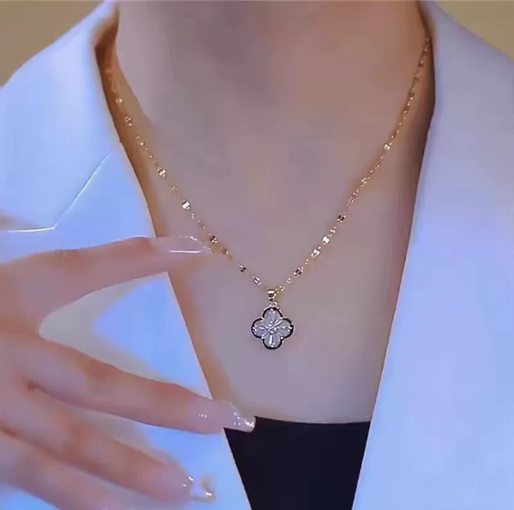 Four-leaf Flower Necklace — Charming & Delicate