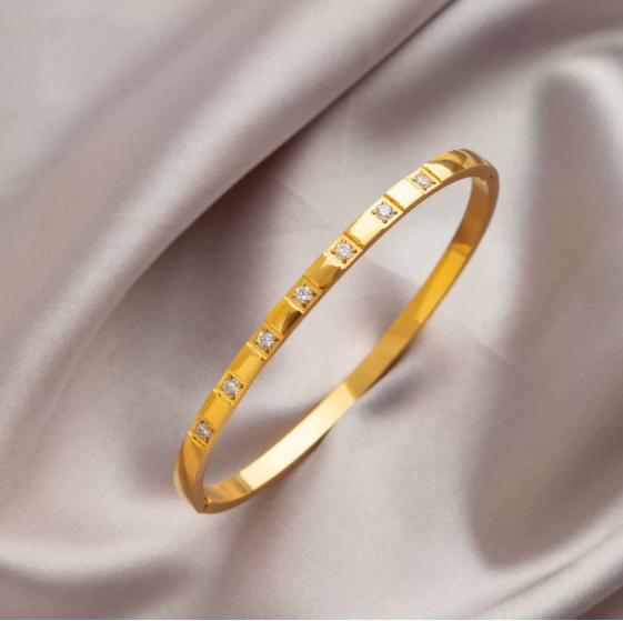 Seven Diamond Bracelet — Refined Sparkle