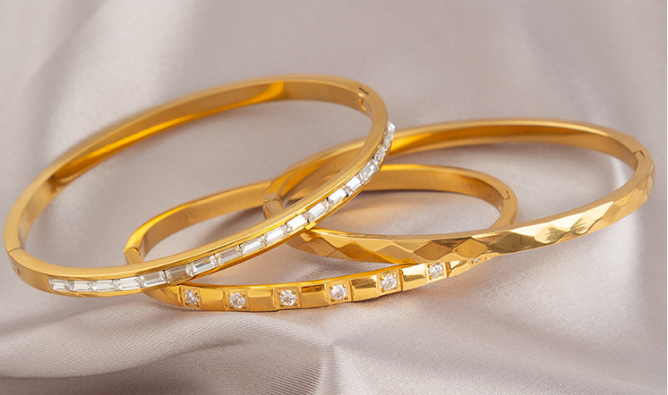 Seven Diamond Bracelet — Refined Sparkle